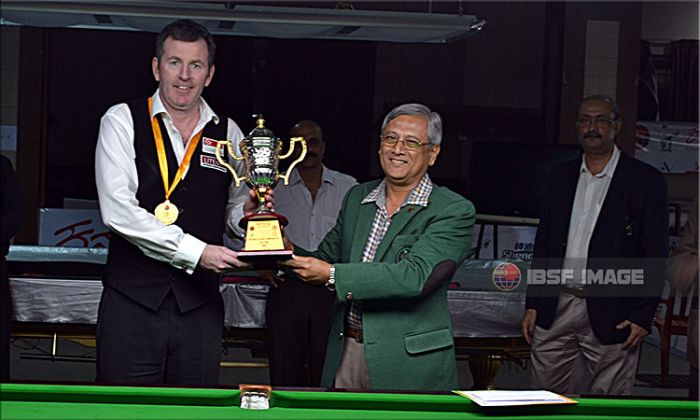 Peter Gilchrist receiving title trophy from MC Utthappa, President Karnataka State Billiards Association